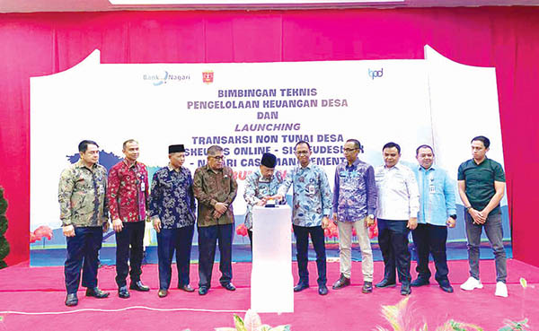 LAUNCHING— Direktur Keuangan PT. Bank Nagari Roni Edrian, bersama Bupati Agam Andri Warman melaunching Sistem Transaksi Non Tunai Desa Siskeudes Online-Siskeudeslink-Nagari Cash Management Kabupaten Agam, Kamis (15/8), di Hotel Rocky Padang.