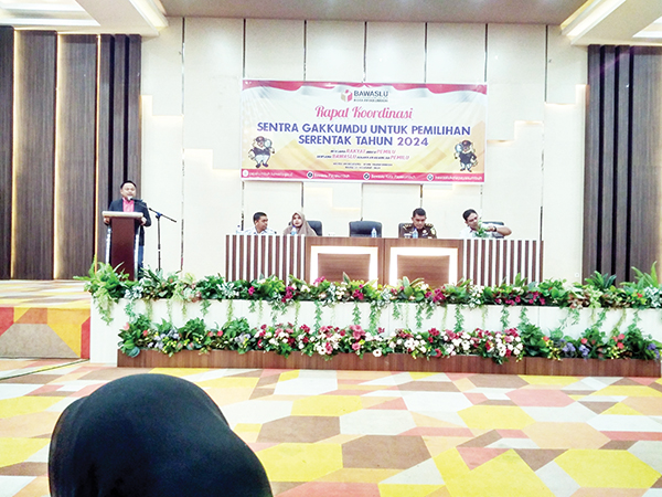 PEMATERI— Komisioner Bawaslu Sumbar saat menjadi pemateri dalam acara rapat koordinasi sentra Gakkumdu untuk pemilihan serentak 2024 di Kota Payakumbuh, Rabu (21/8).
