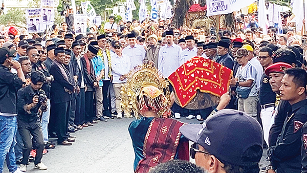 Diantar Belasan Ribu Warga Bukittinggi, Erman Safar-Heldo Aura Mendaftar ke KPU 1 DIARAK PENDUKUNG— Kota Bukittinggi penuh sesak oleh pendukung pasangan Calon Kepala Daerah Erman Safar dan Heldo Aura yang ikut mengantarkan ke KPU untuk maju di Pilkada 2024, Kamis (29/8).