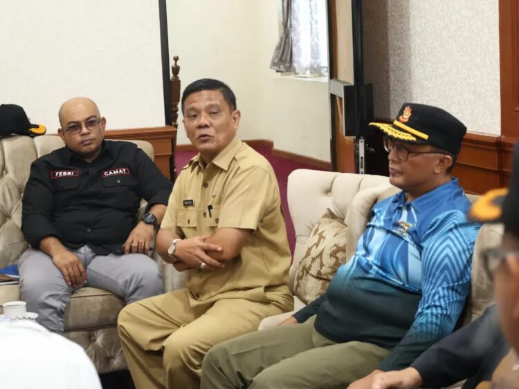 Berikan Makan Siap Saji, Plt Sekda Berharap Tidak Ada Korban Jiwa 1 RAPAT TANGGAP DARURAT— Plt.Sekda Pariaman, Yaminu Rizal saat rapat tanggap darurat bencana banjir sekaligus menindaklanjuti instruksi Pj Wako Pariaman merumuskan hal-hal yang akan dilakukan terhadap kondisi di lapangan.