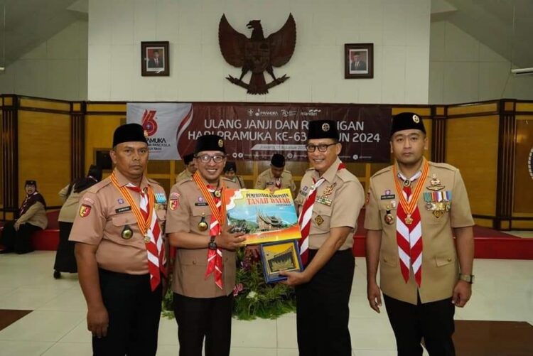 Berjasa Bagi Kepramukaan di Tanah Datar, Bupati Eka Putra Terima Lencana Melati 1 LENCANA— Bupati Eka Putra sebagai Ketua Majelis Pembimbing Cabang (Ka Mabicab) Gerakan Pramuka 0304 TD, menerima Lencana Melati dari Kwartir Nasional Gerakan Pramuka, di Lapangan Gajah Mada, TRW Cibubur, Selasa (13/8) malam.