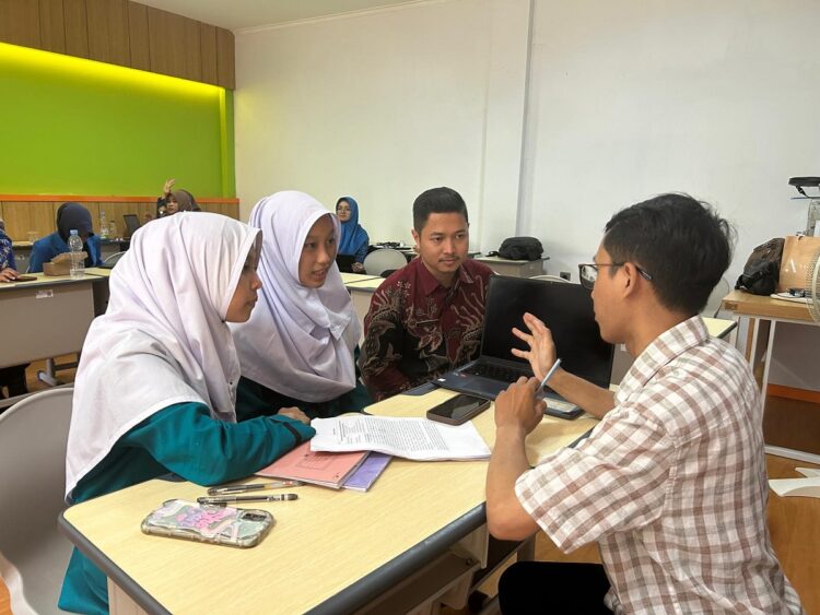 FOKUS— Dua Siswi MTsN 6 Lima Puluh Kota fokus mengikuti kompetisi Myres