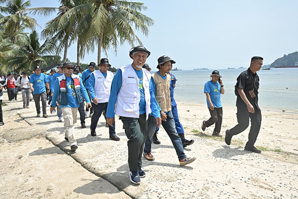 TELUSURI—Gubenur Sumatera Barat (Sumbar), Mahyeldi Ansharullah terlusuri Teluk Buo dengan berjalan kaki di sepanjang pantai.