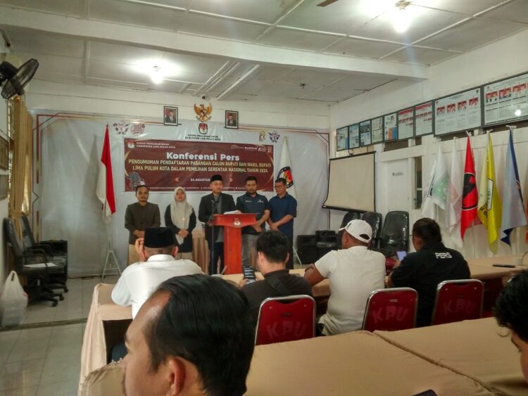 DAMPINGI—Ketua KPU Lima Puluh Kota, Okto Rizaldi didampingi Komisioner lainnya dan Sekretaris KPU saat melakukan konferensi pers.