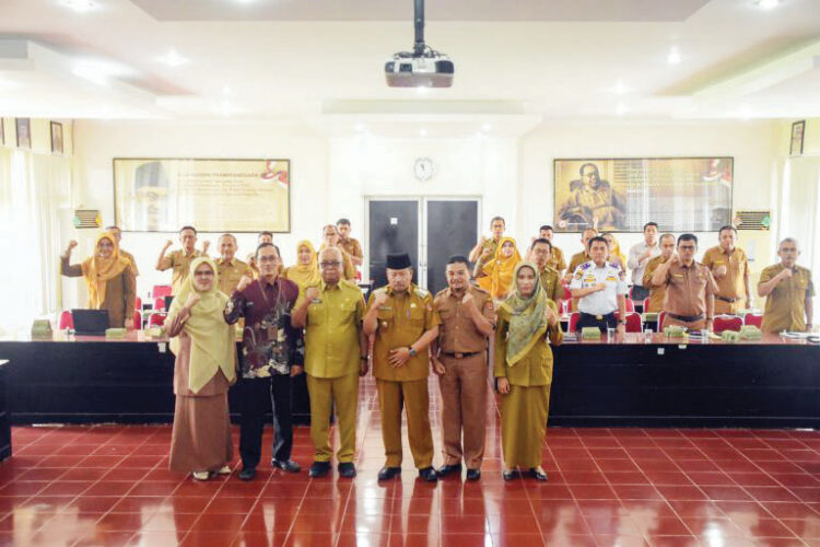 CAPACITY BUILDING— Bupati Agam Andri Warman, saat membuka 
Capacity Building Tim Pengendalian Inflasi Daerah Kabupaten Agam di Aula
 Kantor Bupati Agam, Selasa (27/8).