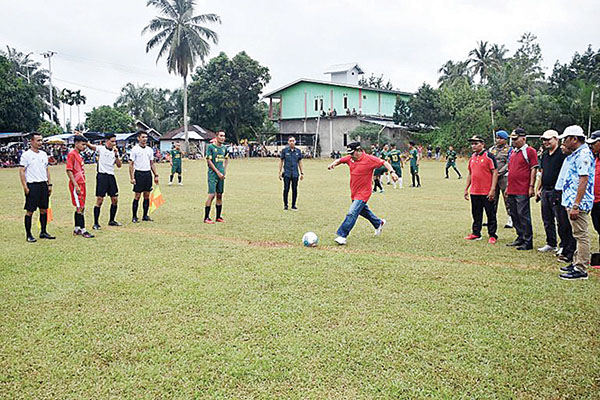 TENDANG BOLA— Bupati Agam, Andri Warman melakukan tendangan bola pertama pembukaan open turnamen bola kaki Wali Nagari Salareh Aia Utara Cup 1 tahun 2024, di lapangan PPKG Jorong Koto Gadang, Kamis (1/8).