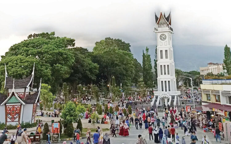 IKON WISATA— Objek wisata Jam Gadang menjadi ikon wisata yang ada di Kota Bukittinggi dan selalu ramai dikunjungi.