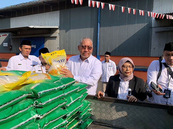 SIAGA MERDEKA-Direktur Utama Perum Bulog Bayu Krisnamurthi bersama Pimpinan Wilayah Bulog Kanwil Sumbar, Sri Muniati saat peluncuran program Bulog Siaga Merdeka di Padang.