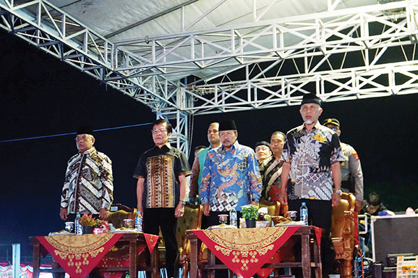 Festival Urang Minang Baralek Gadang, Bupati Agam: Memberi Efek Ganda Kepada Masyarakat 1 DAMPINGI— Bupati Agam Andri Warman mendampingi Gubernur Sumbar Mahyeldi
dalam pembukaan acara Festival Urang Minang Baralek Gadang, Kamis (1/8)
di GOR Rang Agam, Lubuk Basung.