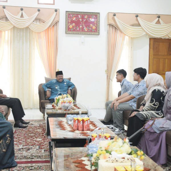 Dua Anak Asuh Bupati Agam Asal SMAN 1 Tilkam Lulus di Universitas Trisakti 1 AUDIENSI— Bupati Agam Beraudiensi bersama SMAN 1 Tilatang Kamang dan
anak asuh beliau yang lulusan SMA 1 Tilatang Kamang yakni Firdaus dan Vinsen
di Mess Pemkab Agam, Belakang Balok, Bukittinggi, Kamis (8/8).