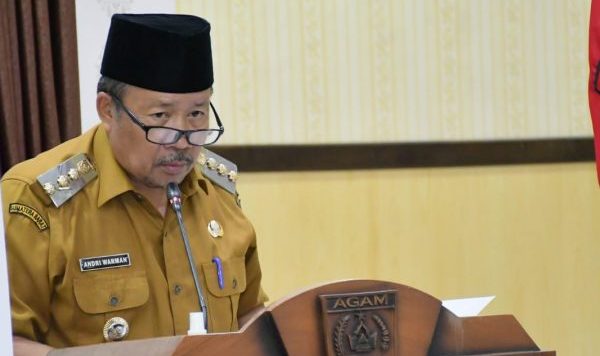 NOTA JAWABAN— Bupati Agam, Andri Warman menyampaikan nota jawaban atas pandangan umum fraksi DPRD setempat, terhadap Ranperda tentang perubahan APBD 2024, dalam rapat paripurna di aula utama DPRD Agam, Senin, (5/8).