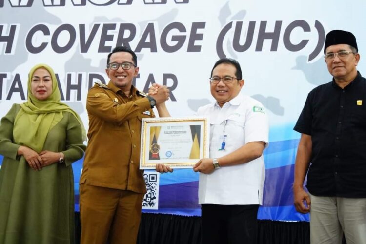 UHC "Tanah Datar Sehat, Merdeka Berobat” Dilaunching 1 TERIMA PENGHARGAAN— Bupati Eka Putra menerima penghargaan dari Deputi Direksi Wilayah II BPJS Kesehatan Eddy Sulistijanto Hadie.