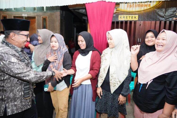 SALAM— Bupati Eka Putra salami warga sebelum audiensi dan temu ramah bersama masyarakat Jorong Andaleh Nagari Andaleh Baruah Bukik Kecamatan Sungayang, Rabu (21/8) malam.