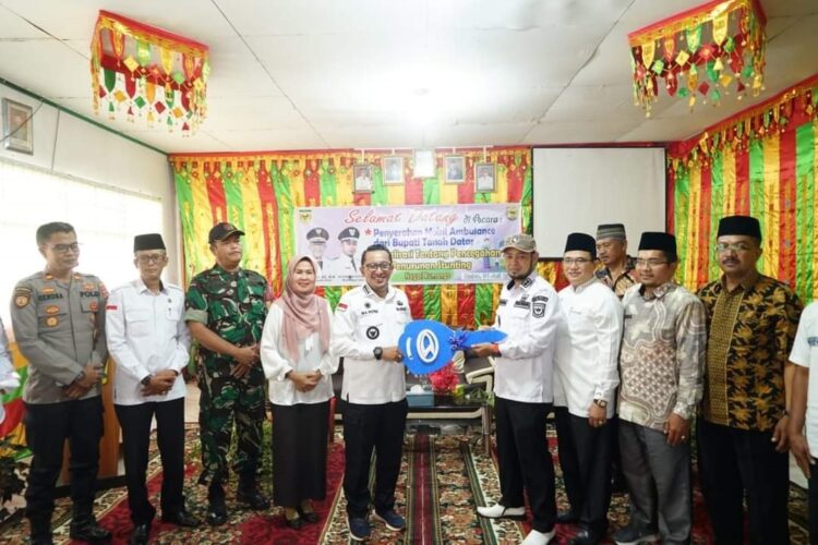 Nagari Kumango Terima Bantuan 1 Unit Ambulans 1 SERAHKAN KUNCI AMBULASN— Bupati Eka Putra serahkan kunci mobil ambulans secara simbolisi kepada Wali Nagari Kumango Is Zamora.