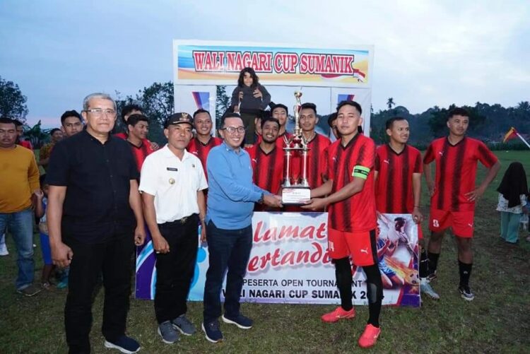SERAHKAN TROFI— Bupati Eka Putra serahkan trofi untuk tim juara Turnamen Sepak Bola Wali Nagari Cup 1.