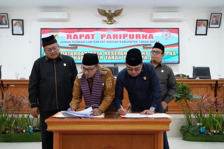 TANDA TANGAN— Bupati Eka Putra bersama Ketua DPRD Tanahdatar Anton Yondra, melakukan penandatangganan Nota Kesepakatan Kebijakan Umum (KUA) dan Prioritas Plafon Anggaran Sementara (PPAS) APBD 2025.
