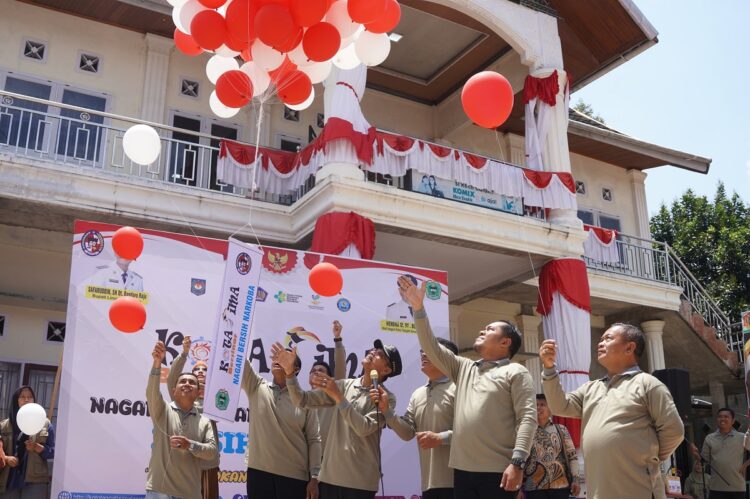 LAUNCHING— Bupati Limapuluhkota  Safaruddin melaunching Kota Sima Bersinar dengan melepas balon ke udara.