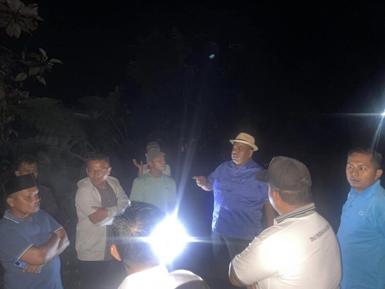 Pengerjaan Jalan dan Abrasi Sungai Dikebut 1 PENINJAUAN— Bupati Suhatri Bur melakukan pengerjaan jalan serta abrasi Sungai di Korong Tungka Nagari Tandikek Kecamatan Patamuan.