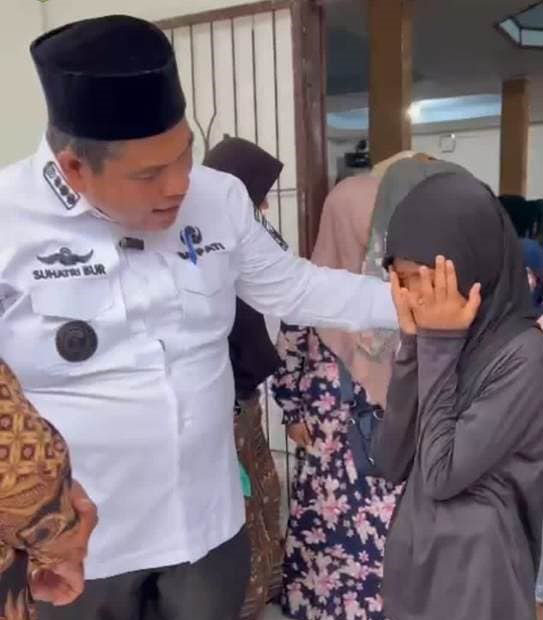 TERHARU—Shakila terharu saat bertemu dan diberi bantuan Bupati Padangpariaman Suhatri Bur untuk bersekolah lagi.