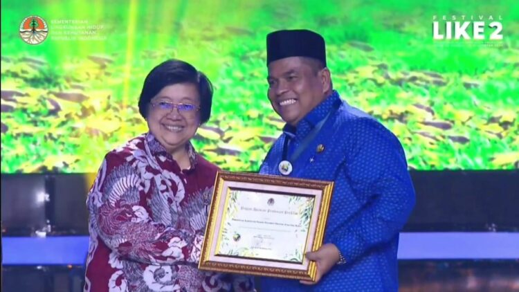 TERIMA— Menteri LHK RI Siti Nurbaya. serahkan penghargaan  Pembina Proklim Lestar kepada Bupati Padangpariaman Suhatri Bur.