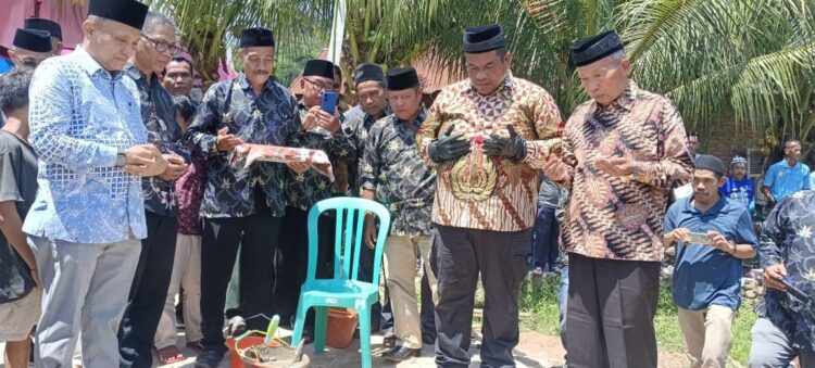 DOA BERSAMA—Bupati Padangpariaman Suhatri Bur doa bersama dengan masyarakat Kasang yang kini jalan nagari mereka sudah diaspal.
