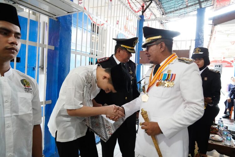 TERIMA REMISI— Bupati Tanah Datar Eka Putra, memberikan remisi umum secara simbolis kepada 4 orang narapidana dari 69 orang warga binaan Rutan Kelas IIB Batusangkar.