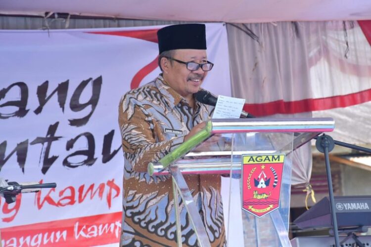 SAMBUTAN— Bupati Agam, Andri Warman saat memberikan sambutan pada acara pembukaan jalan baru Parik Panjang- Silayang Nagari Lubuk Basung dan peletakan batu pertama pembangunan jembatan di Parik Panjang Nagari Lubuk Basung, Sabtu (3/8).