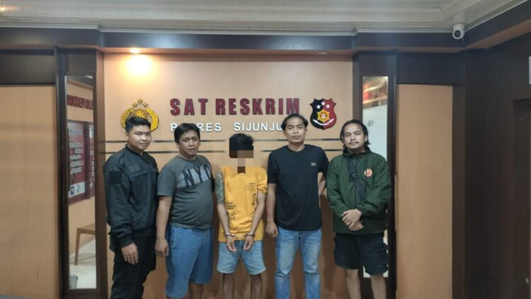 Bermodal Rayuan Janji Manis, Buruh Tani “Garap” Pelajar SMP hingga Hamil dan Melahirkan 1 CABUL— Pelaku AR (27) yang mencabuli pelajar SMP hingga hamil dan melahirkan ditangkap jajaran
Polres Sijunjung.