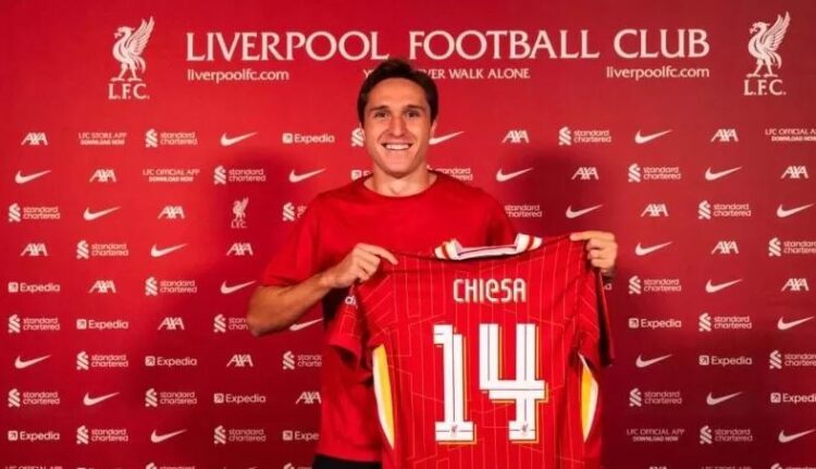 PEMAIN BARU— Pemain asal Italia Federico Chiesa saat diperkenalkan menjadi pemain baru Liverpool, Kamis (29/8).