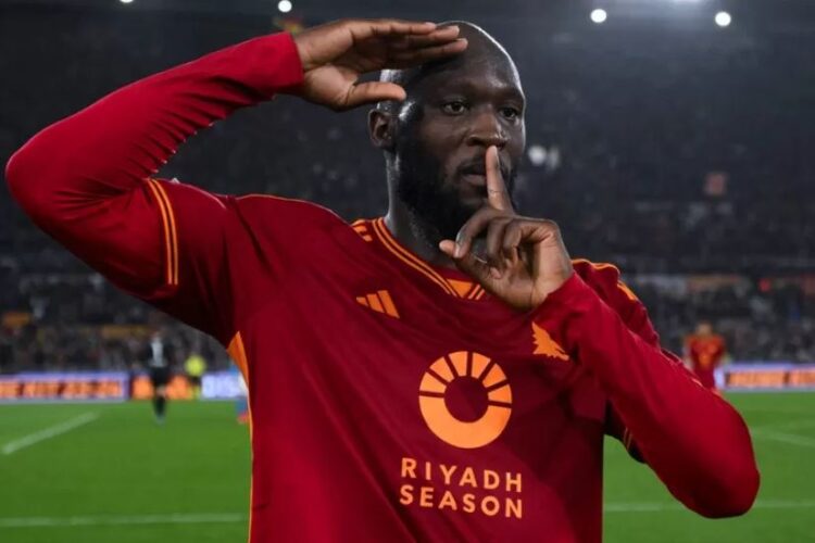 CETEK GOL— Lukaku mencetak satu gol saat Roma mengalahkan Napoli di Stadion Olimpico pada Sabtu (23/12).