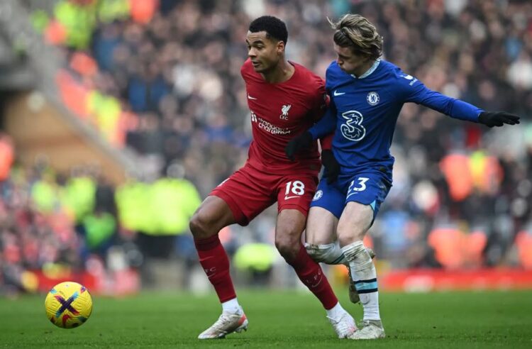 Ogah Perpanjang Kontrak, Chelsea akan Lego Conor Gallagher ke Atletico Madrid 1 DUEL— Aksi gelandang Chelsea Conor Gallagher berduel dengan striker Liverpool FC Cody Gakpo.