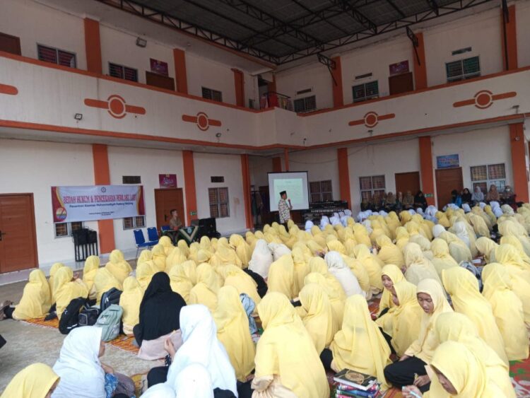 PENYULUHAN—Santri Pesantren Kauman Muhammadiyah Padang Panjang mengikuti Penyuluhan Dampak Psikologi dan Pencegahan Perilaku LGBT bagi civitas akademika pesantren itu, Kamis (1/8).