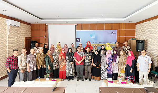 PELATIHAN PAJAK GURU SMA/SMK— Perwakilan guru SMA dan SMK di Sumbar berfoto bersama usai mengikuti pelatihan tentang Pemahaman Perpajakan dan Tata Cara Penyampaian Materi Kesadaran Pajak yang digelar Kanwil DJP Sumbar dan Jambi pada 31 Juli sampai 1 Agustus.