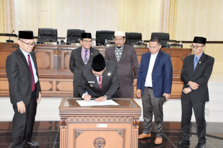 DPRD – Pemkab Agam Sahkan Perda APBD Perubahan 2024 1 TANDATANGAN— Penandatanganan persetujuan bersama antara Pemerintah Kabupaten Agam yang ditandatangani langsung oleh Bupati Agam,
Andri Warman dengan DPRD Kabupaten Agam, yaitu Ketua DPRD Agam, Novi Irwan, dan Wakil Ketua DPRD Agam, Suharman,
Marga Indra Putra, dan Irfan Amran.