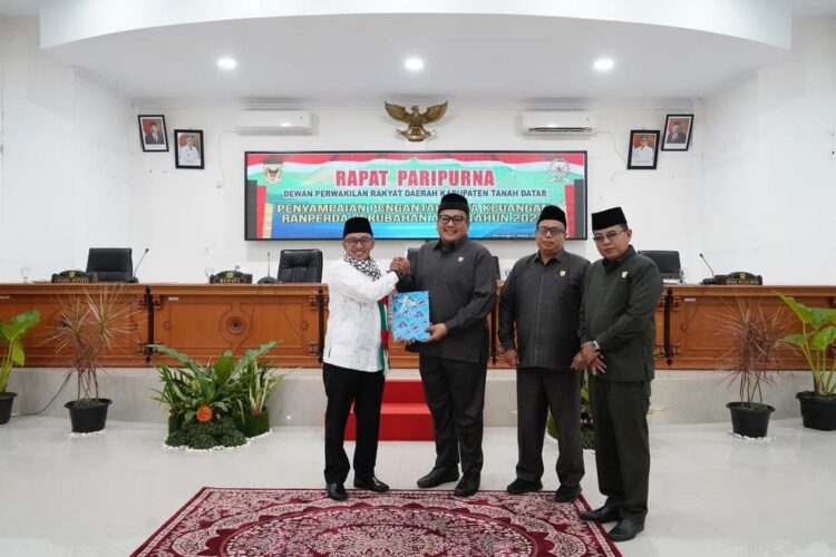 TERIMA—Ketua DPRD Roni Mulyadi menerima berkas nota Ranperda Perubahan dari Bupati Tanahdatar.