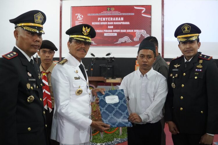 REMISI KEMERDEKAAN— Bupati Limapuluh Kota Safaruddin memberikan remisi secara simbolis kepada warga binaan, di Aula LPKA Kelas II Tanjung Pati.