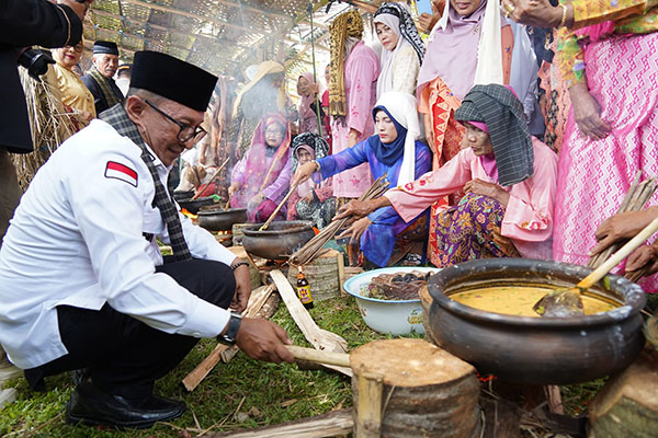 FESTIVAL—Bupati Eka Putra saat meninjau hasil karya kaum ibu ibu pada Festival Pesona Seribu Dulang Gulai Baluik Pucuak Palangeh