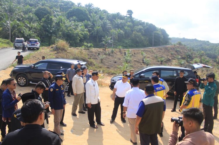 PENINJAUAN— Gubernur Mahyeldi Ansharullah bersama Sekda Provinsi Hansastri, BPJN Sumatera Barat, meninjau pembangunan akses jalan Pelabuhan Teluk Tapang Air Bangis, Jumat (2/8).