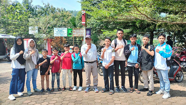 11 Atlet Binaan PPS Ragawaru Dipersiapan Berlaga pada Iven Se Sumbar 1 BERSAMA—Ketua PPS Ragawaru Hendri Joni bersama para atlet yang akan dipersiapkan.