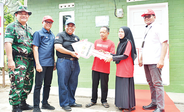 Kolaborasi PT Semen Padang dan TMMD, Rumah Bantuan Sepablock Diresmikan 1 PERESMIAN— Dirut PT Semen Padang Indrieffouny Indra bersama Bupati Padangpariaman Suhatri Bur, saat meresmikan pemakaian rumah bantuan yang dibangun PT Semen Padang melalui Program TMMD ke-121 di wilayah Kodim 0308/Pariaman di Korong Sungai Sirah, Nagari Sungai Sirah Kuranji Hulu, Kecamatan Sungai Geringging.