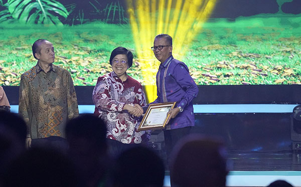 TERIMA PENGHARGAAN— Direktur Utama PT Semen Padang, Indrieffouny Indra menerima penghargaan yang diberikan langsung oleh Menteri Lingkungan Hidup dan Kehutanan, Siti Nurbaya Bakar, pada acara puncak Festival LIKE, di Jakarta Convention Center Hall B, Jakarta Pusat.