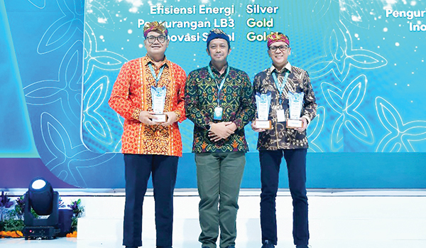 PT Semen Padang Raih Tiga Penghargaan ENSIA 2024 1 TERIMA PENGHARGAAN— Dirut Indrieffouny Indra menerima 3 penghargaan yang diterima oleh PT Semen Padang pada ajang Environmental and Social Innovation Awards (ENSIA) 2024 yang diserahkan pada puncak acara ENSIA 2024 di Bali, Rabu (31/7).