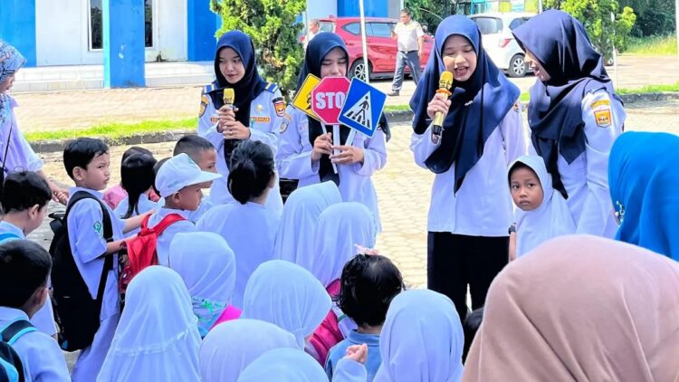 KENALKAN SALUD— Petugas Dinas Perhubungan (Dishub) Kota Pariaman memperkenalkan Sadar Lalu Lintas Usia Dini (Salud) kepada anak – anak TK/KB.