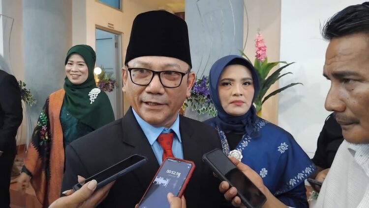 Warga Puah Data Koto Tinggi Hadiri Pelantikan Dodi Arestu 1 WAWANCARA— Dodi Arestu berserta istri saat diwawancarai wartawan usai dilantik jadi anggota DPRD Limapuluh Kota.