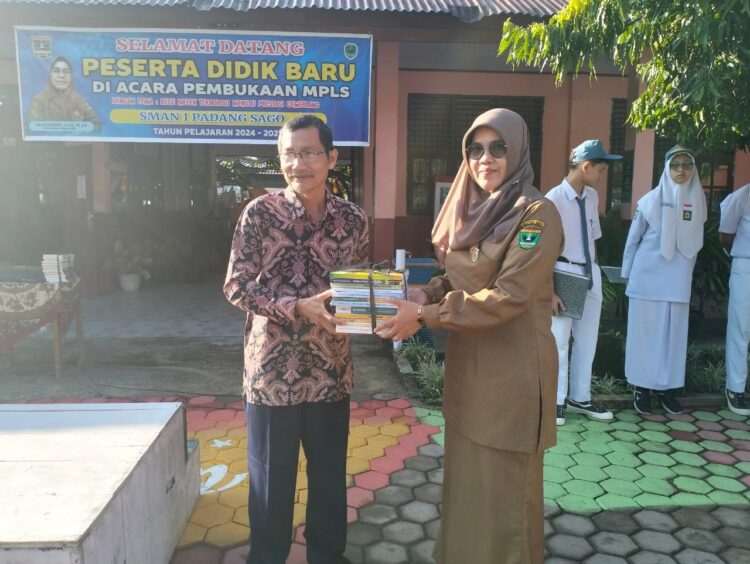 Dorong Minat Baca, SatuPena Sumbar Donasikan Buku Perpustakaan 1 Dorong Minat Baca Donasikan Buku Perpustakaan