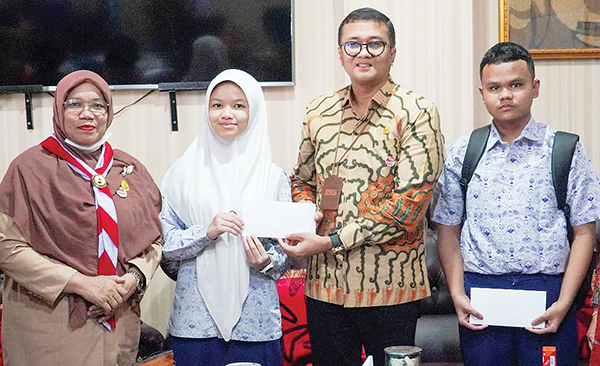 Dua Pelajar SMPN 1 Wakili Sumbar di Olimpiade Matematika Nasional 1 MENUJU OLIMPIADE NASIONAL— Kepala Dinas Pendidikan dan Kebudayaan Kota Padang Yopi Krislova, melepas dua pelajar SMP 1, yakni Rumaisya Hana Andira (14) dan Muhamad Rafif Barkah (14), yang mewakili Sumbar di ajang Olimpiade Matematika Nasional, 5-7 Agustus mendatang.