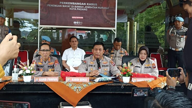 Libatkan 7 Ahli Forensik, Makam Afif Maulana Dibongkar Hari ini, Polda Sumbar: Autopsi Ulang Dilaksanakan di RSUP M Djamil 1 PERKEMBANGAN KASUS—
Kabid Humas Polda Sumbar, Kombes Pol Dwi Sulistyawan menyampaikan perkembangan kasus kematian Afif Maulana.