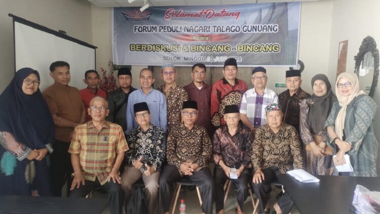 Forum Peduli Nagari Talago Gunuang Gelar Pertemuan, Kasmir: Tidak Terlibat Politik Praktis 1 PERTEMUAN—Komunitas Forum Peduli Nagari Talago Gunuang, Sumatera Barat, usai menggelar pertemuan keduanya di Kota Solok, foto bersama, Minggu (4/8).