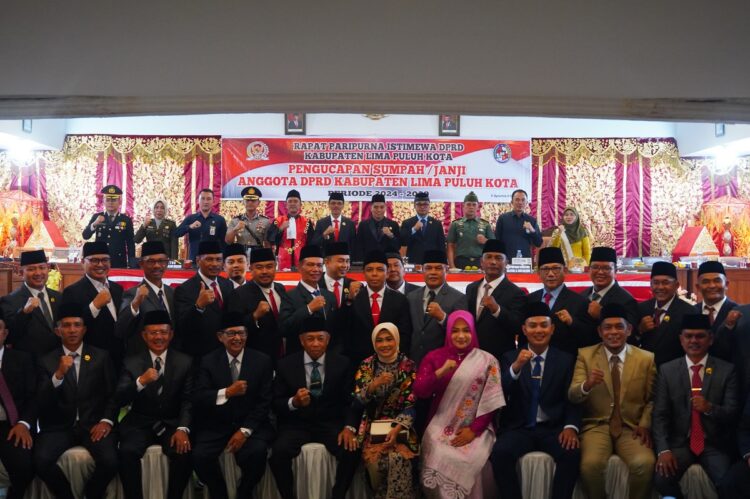 PELANTIKAN ANGGOTA DPRD —  Sebanyak 35 orang anggota DPRD Lima Puluh Kota, berfoto besama usai pelantikan pada Selasa (6/8). Pelantikan yang digelar di aula utama gedung dewan setempat benar-benar terlihat meriah dengan kehadiran ribuan masyarakat Lima Puluh Kota dari berbagai nagari.