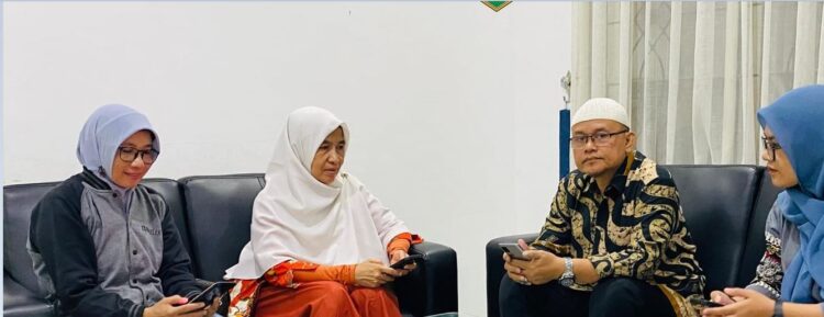 Cek Simtaru untuk Pengembangan dan Perencanaan Tata Ruang 1 Fungsional Penata Kelola Bangunan Gedung dan Kawasan Pemukiman Ahli Muda Arni Jayatri SP saat berkunjung ke ruangan Kepala Dinas Kominfo Drs. Ampera SH M.Si di ruang kerjanya